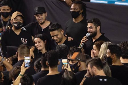 Velório Marília Mendonça, Henrique cantando