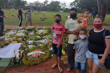 Fãs visitam o túmulo de Marília Mendonça no cemitério Parque Memorial, em Goiânia (GO)