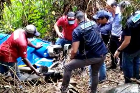 Retirada da fuselagam do avião de Marília Mendonça