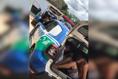 quatro homens dentro de viatura policial