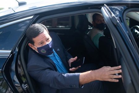 Vice presidente Hamilton Mourão, recebe a primeira dose da vacina contra o coronavírus