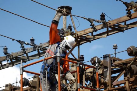Homem fazendo reparo na rede eletrica