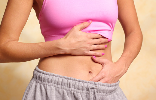 mulher com mãos na barriga