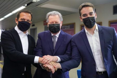 João Doria (E), Arthur Virgilio (C) e Eduardo Leite disputam as prévias do PSDB