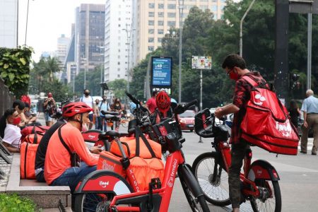 Foto colorida mostra entregadores do iFood, um dos apps de entrega que atuam no Brasil - Metrópoles