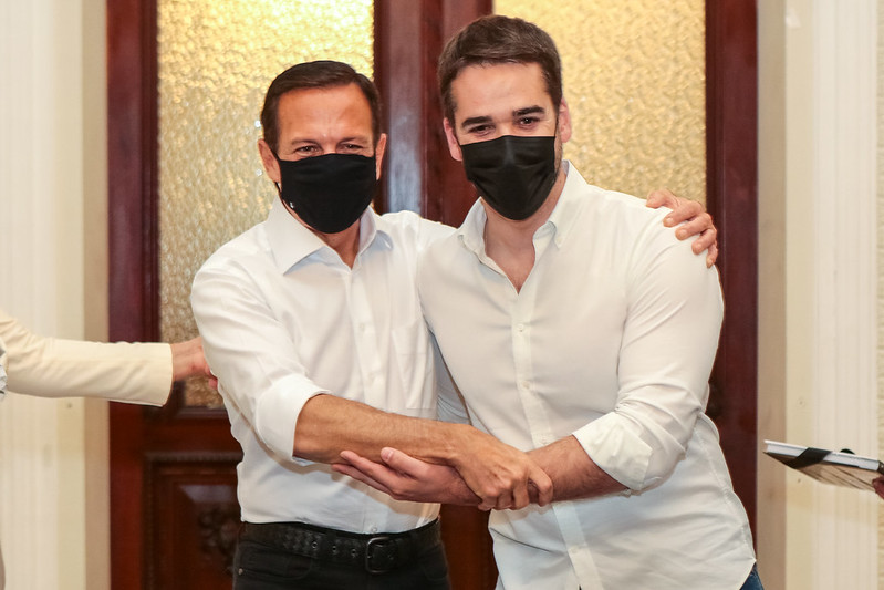 João Doria e Eduardo Leite se abraçam em encontro no Palácio do Piratini, em Porto Alegre