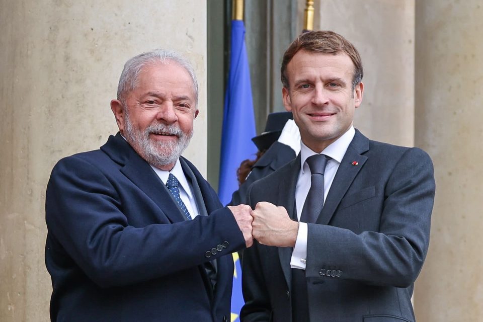 Imagem colorida de Lula cumprimentando o presidente da França, Emmanuel Macron, durante viagem à França-- Metrópoles