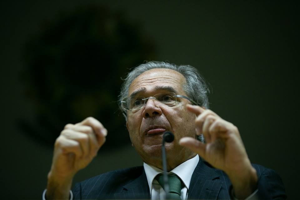 Paulo guedes com a língua de fora