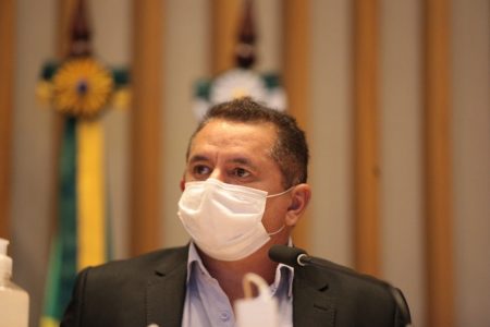 Homem de máscara e terno