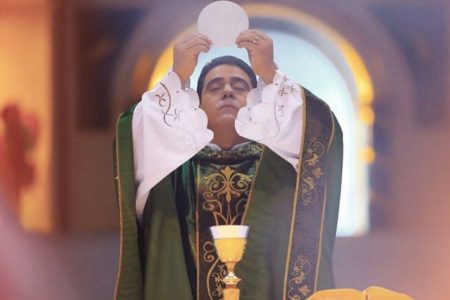 Padre Robson de Oliveira Pereira, na Basílica de Trindade, em Goiás