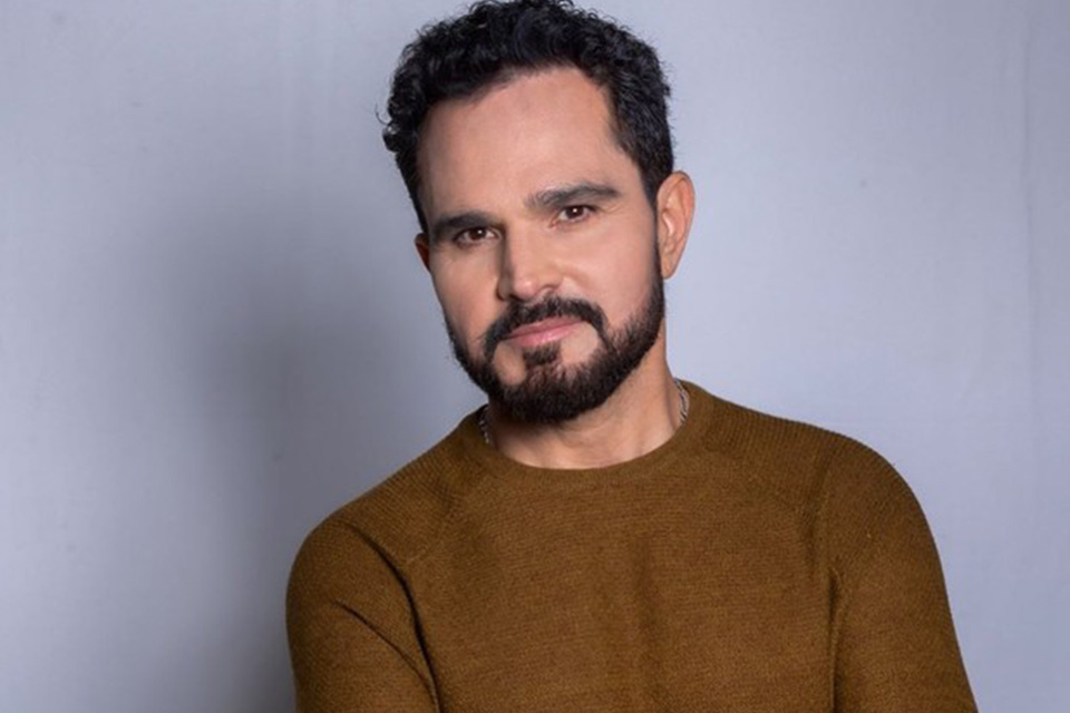 Luciano Camargo com blusa marrom - Metrópoles