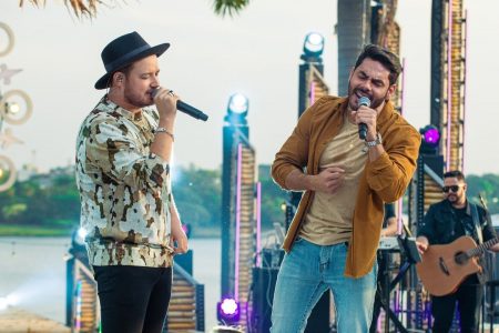 Foto colorida de Israel e Rodolffo no palco em cima de show - Metrópoles