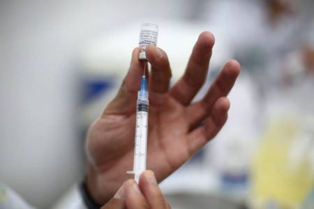 Seringa e vacina contra Covid