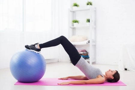 mulher fazendo pilates