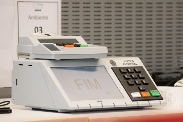 TSE abTSE abre teste de urnas para hackersre teste de urnas para hackers. Ao todo, 26 investigadores se reunirão no TSE para aplicar 29 planos de ataque às urnas que serão usados nas Eleições Gerais de 2022.