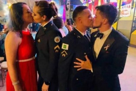 dois casais se beijando