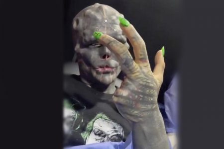Homem corta dois dedos para se parecer com alienígena