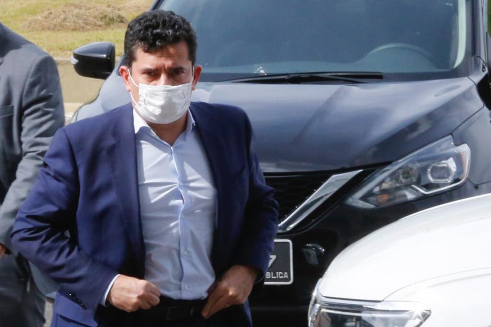 Sergio Moro chega ao Senado pela entrada do anexo I, nesta terça-feira(23/11). O ex juiz entrou na liderança do Podemos antes da coletiva, onde vai defender Auxílio Brasil