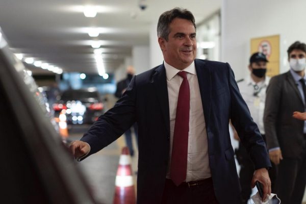Ministro Ciro Nogueira e deputado Hugo Mota, saem da Camara dos Deputados após reunião com o presidente da casa