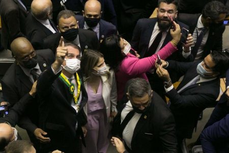 Bolsonaro recebe medalha na Câmara