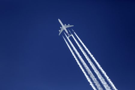 imagem colorida aviao voando rastro trubinas