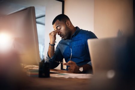 homem com síndrome de burnout estressado