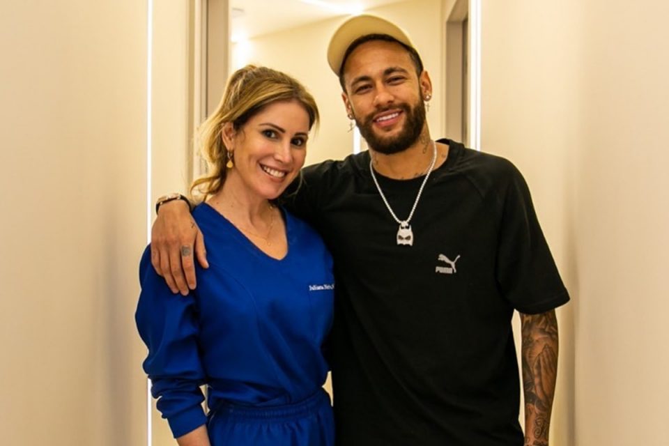 Mulher e homem abraçados