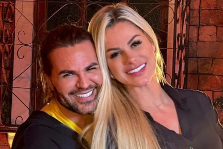 Eduardo Costa e Mariana Polastreli agarradinhos - Metrópoles