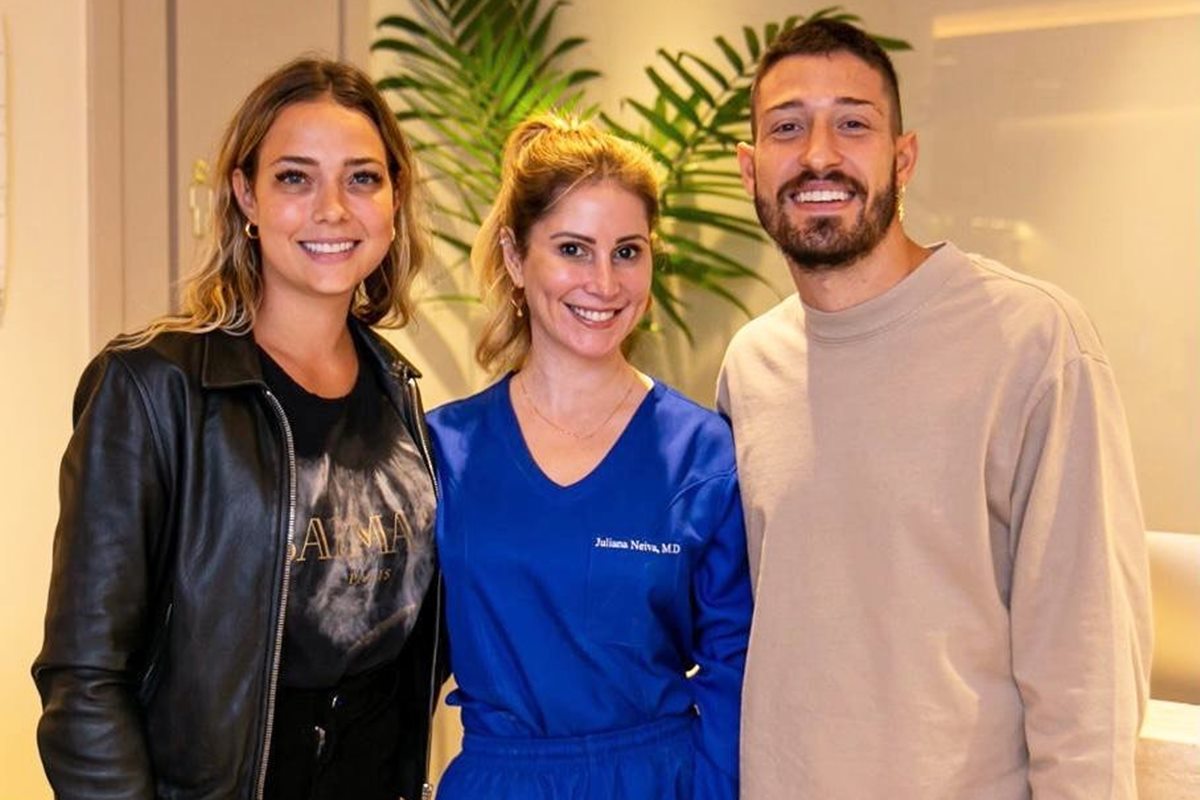 Duas mulheres e um homem abraçados
