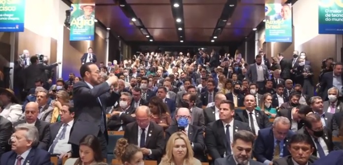 Apoiadores de Bolsonaro em auditório durante filiação do presidente ao PL