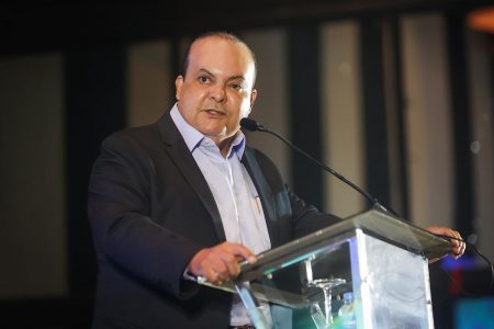 Homem fala em púlpito