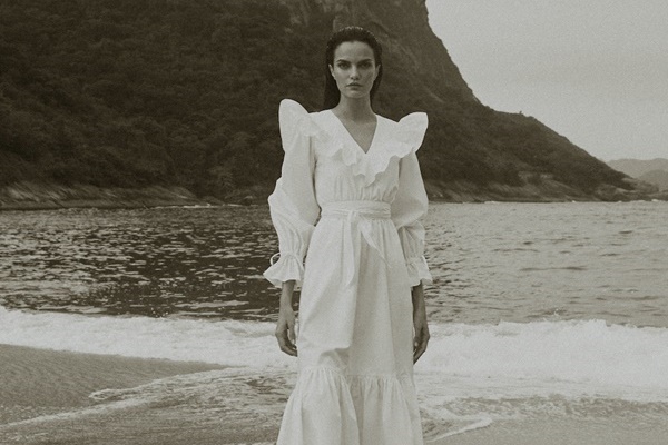 Mulher em frente ao Cristo Redentor