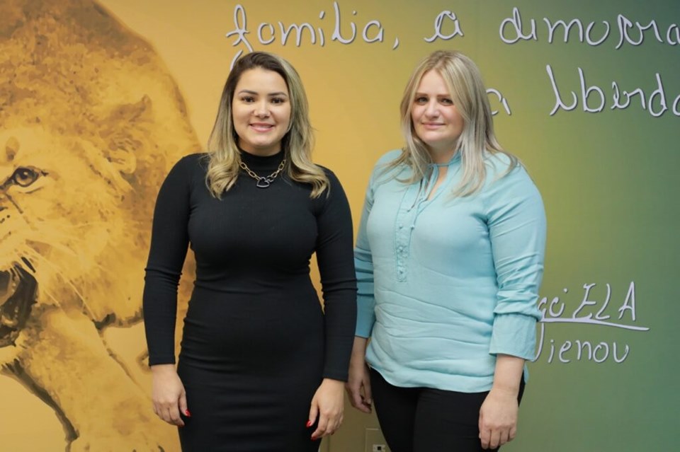 Duas mulheres lado a lado
