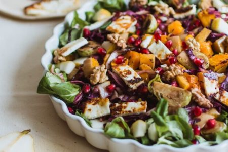 Na foto, um refratário branco com uma salada colorida