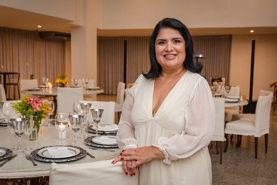 Mulher posando para a foto