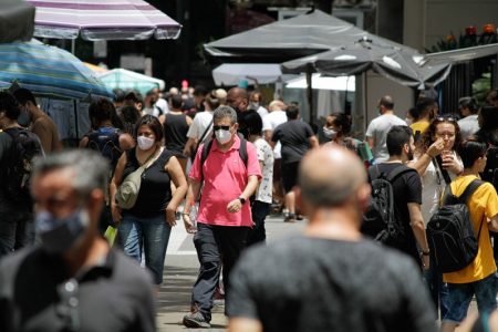 Moradores da cidade de São Paulo são obrigados a manter o uso de máscaras