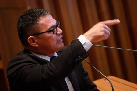 Homem aponta para o lado direito