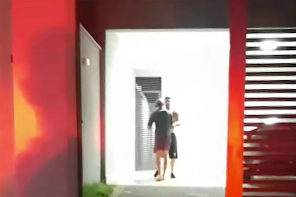 Dois homens em uma garagem
