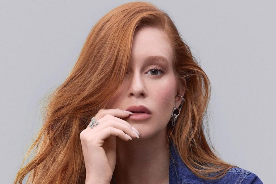 Foto colorida de Marina Ruy Barbosa com a mão na boca - Metrópoles