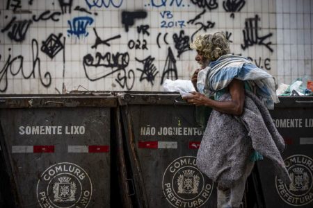 homem pega comida no lixo