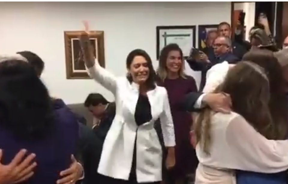 Michelle Bolsonaro faz oração após André Mendonça ser aprovado como ministro do STF