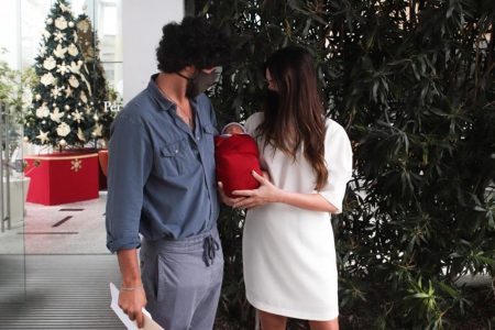 Thaila Ayala e Renato Góes deixam maternidade com Francisco