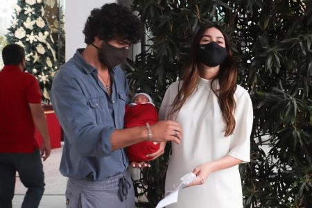 Thaila Ayala e Renato Góes deixam maternidade com Francisco