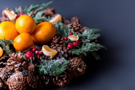 Na foto, um arranjo de natal com frutas
