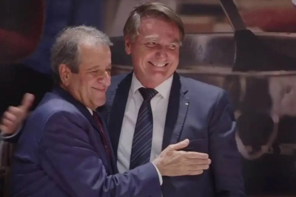 Imagem colorida de Valdemar Costa Neto dando um abraço em Jair Bolsonaro - Metrópoles