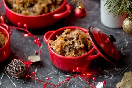Na foto, uma mini panelinha com uma receita sem carne, rodeará de decoração de natal
