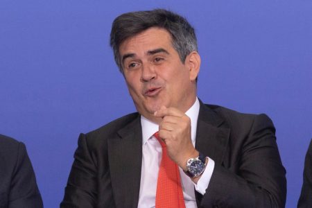 Ministro Ciro Nogueira faz gesto para os representantes das concessionárias de comunicação que participaram da cerimônia de assinatura dos contratos de 5g