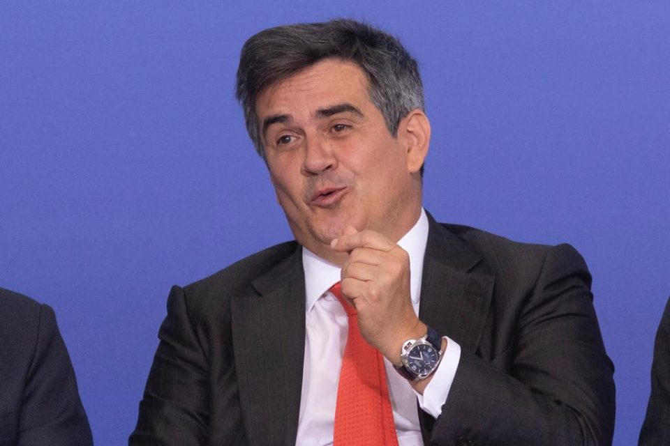 Ministro Ciro Nogueira faz gesto para os representantes das concessionárias de comunicação que participaram da cerimônia de assinatura dos contratos de 5g