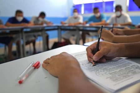 Em sala de aula, candidato faz prova do Enem