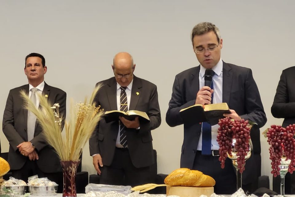 andré mendonça prega culto